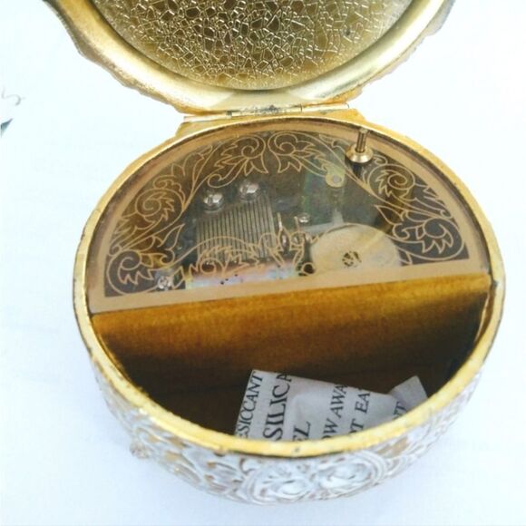 🐢 VINTAGE Music Box  White and Gold Detailed Jewelry Storage Box - Picture 3 of 6